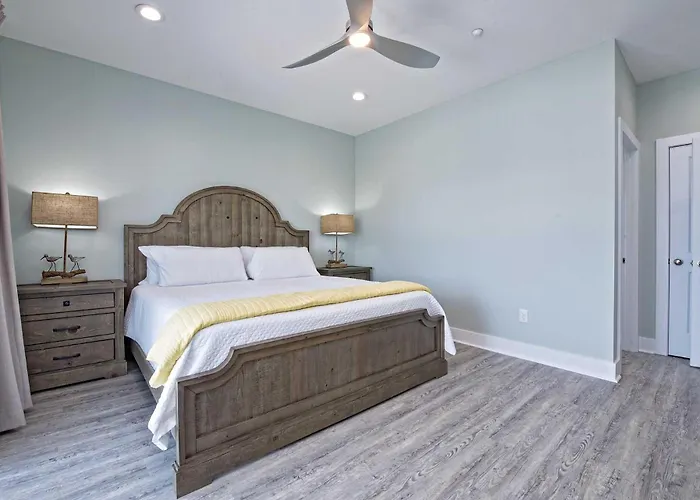 Holiday home Absolutely Beachy 5 Bedroom Lockout *