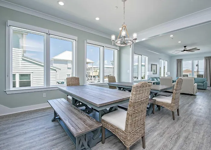 Absolutely Beachy 5 Bedroom Lockout Holiday home *