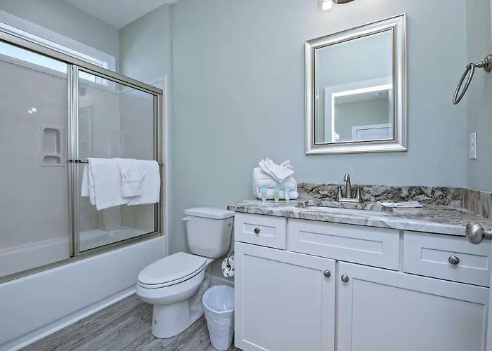 Absolutely Beachy 5 Bedroom Lockout Holiday home